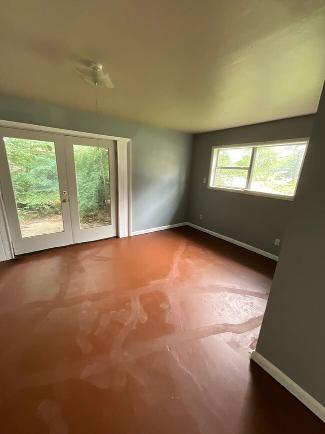 Building Photo - 835 Pine Tree Dr