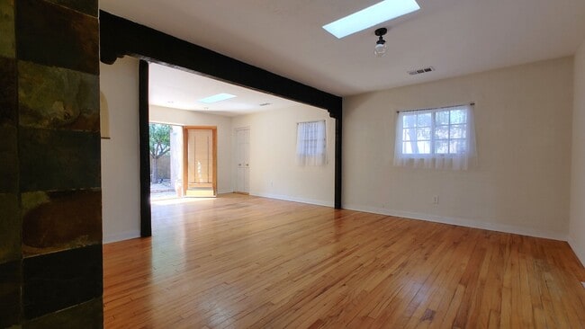 Building Photo - 1st Month Free! Old Town Charm! 2 Bedroom ...