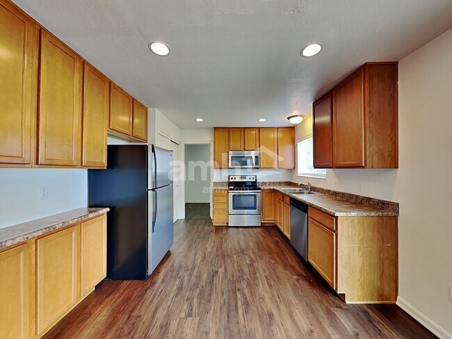 Building Photo - 6718 Waverly Park