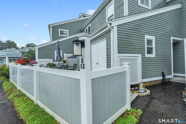 Building Photo - 92 Limewood Ave