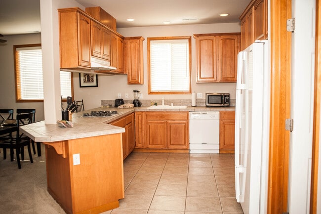 Building Photo - 4 Bedroom Townhome in South Richland