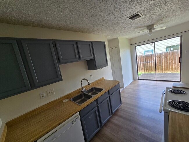 Building Photo - 7906 Falcon Ridge Dr