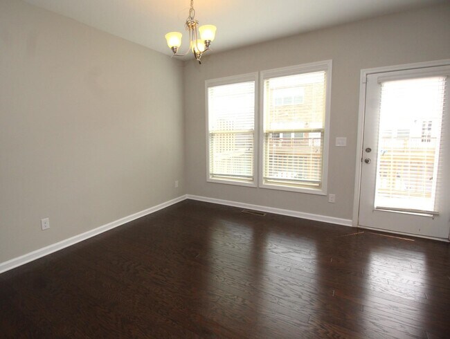 Building Photo - 660 Sunset Dr