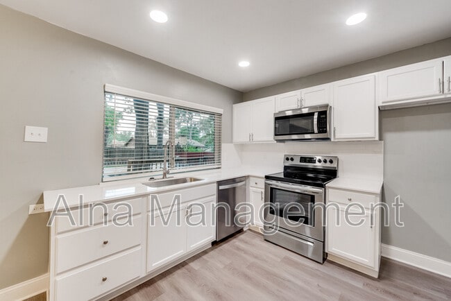 Building Photo - 4 Eastlane Pl