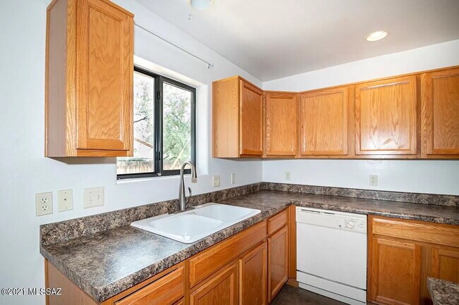Building Photo - $1000 OFF Move in special!
