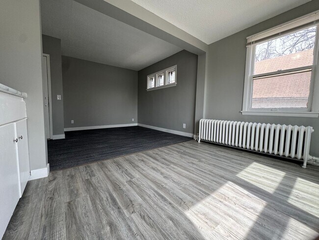 Building Photo - 1727 Reaney Ave E