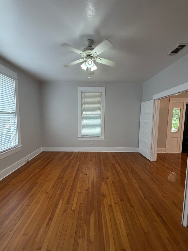Building Photo - Stylish 2/2 Bungalow with Modern Kitchen & Spacious Backyard