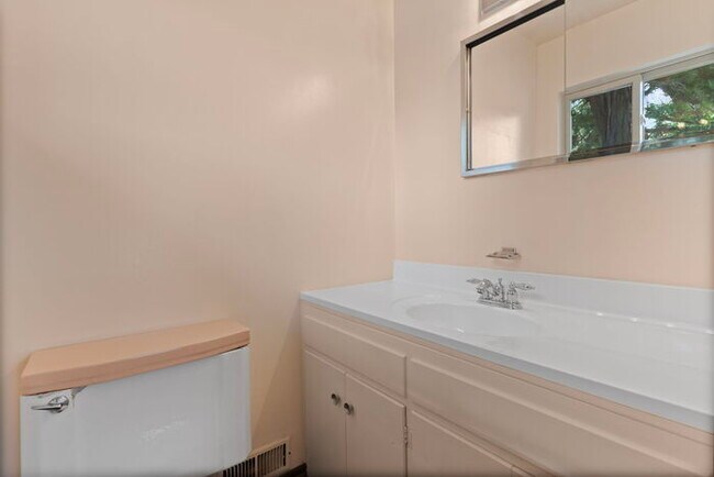 Building Photo - Expansive 2200 SQ Ft Home in Broomfield!