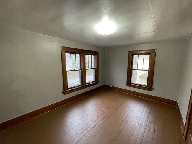 Building Photo - 2549 Elmwood St
