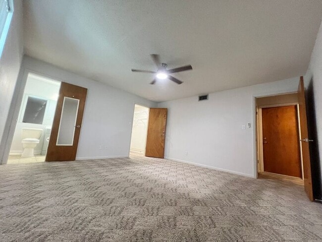 Building Photo - 907 Van Dr