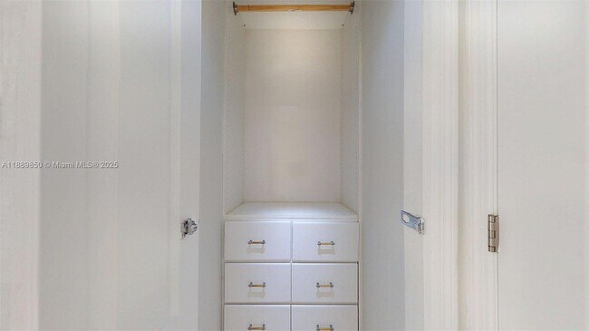 Building Photo - 1000 Parkview Dr