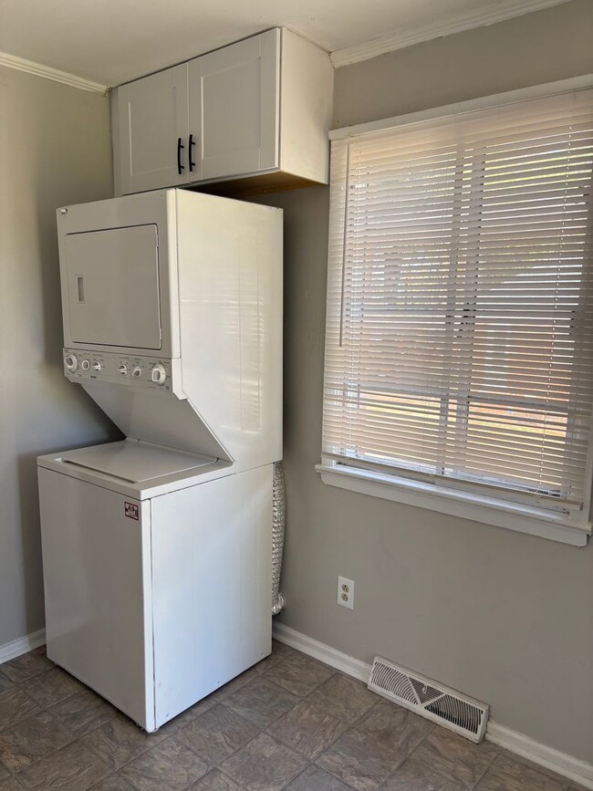 Building Photo - Spacious 2bedroom Duplex