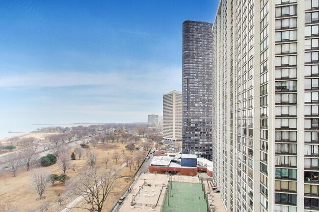 Building Photo - 5455 N Sheridan Rd