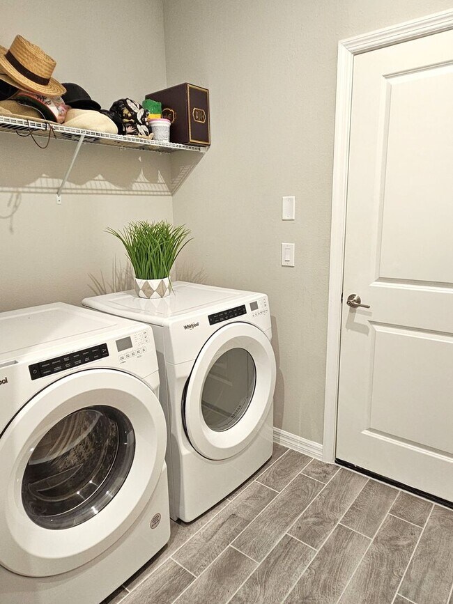 Building Photo - Annual Furnished or Seasonal Short-Term 4 Bedroom 2.5 Bathroom Home in Palmero!