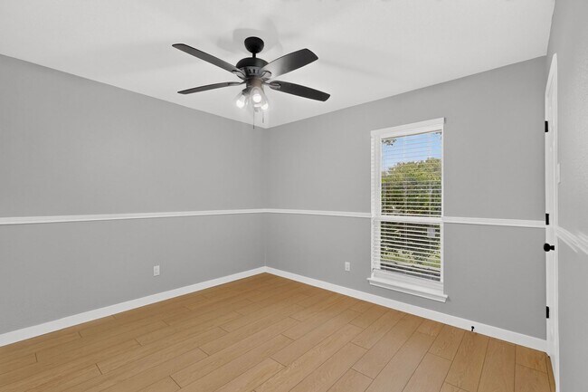 Building Photo - 620 W Stoneybrook Dr