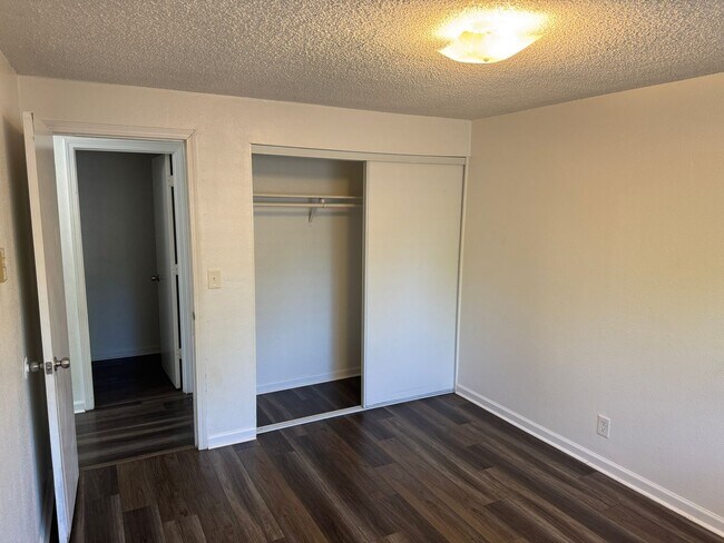 Building Photo - 2 bedroom 1 bath duplex with a garage!