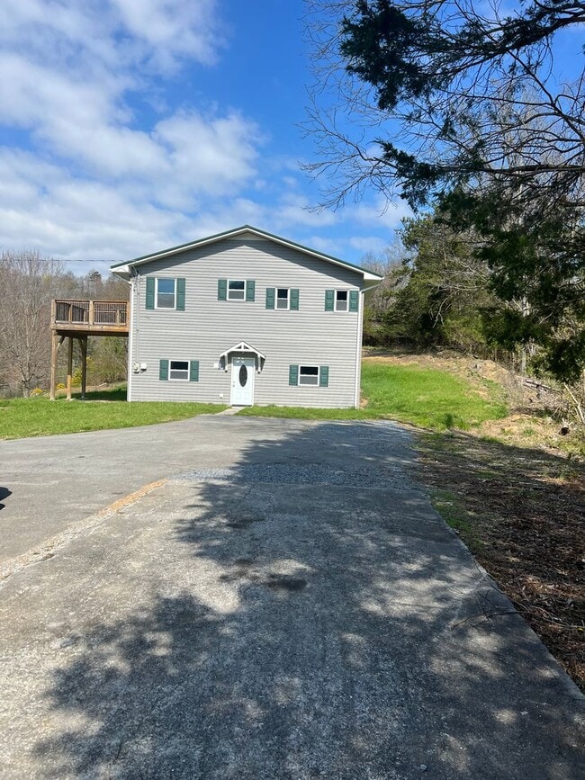 Building Photo - Private 3 bed 2bath house in North Johnson...