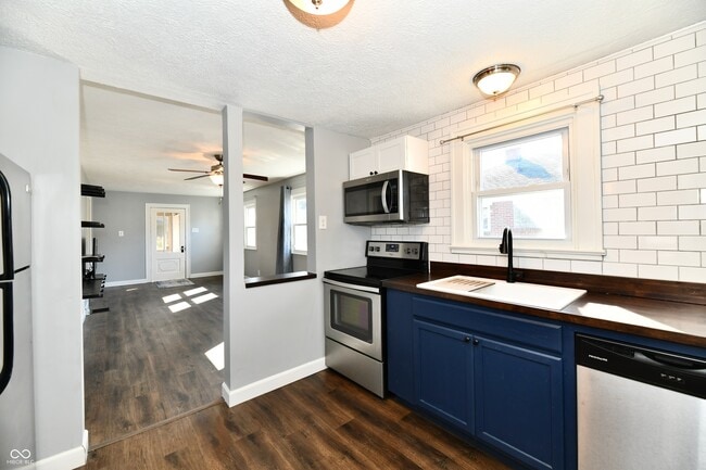 Building Photo - 6186 Evanston Ave