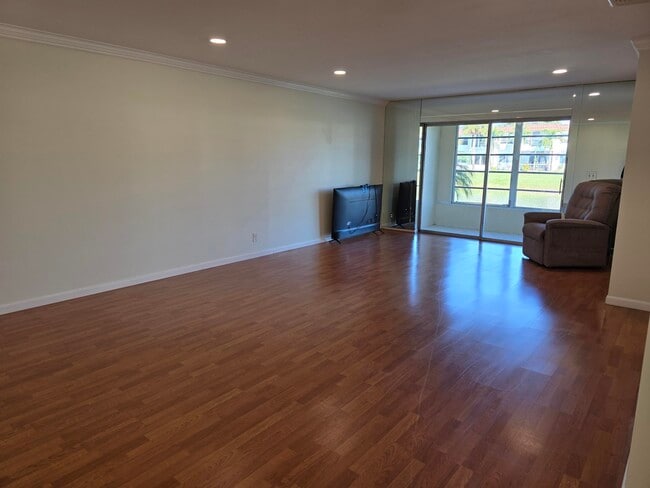 Building Photo - 121 Lake Gloria Dr