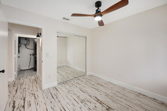 Building Photo - 5214 Stacy St