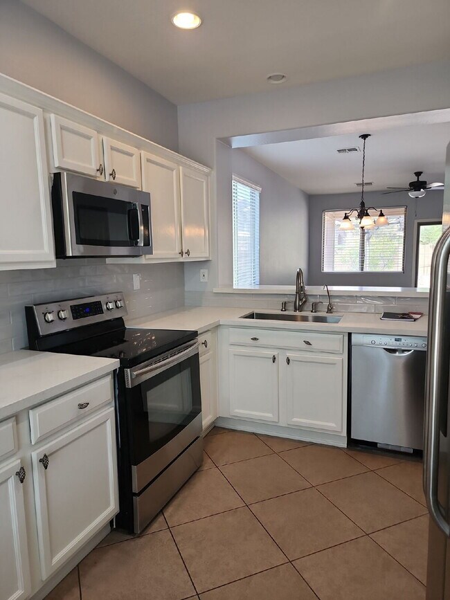 Building Photo - "Charming Anthem Retreat: 3-Bed, 2-Bath Ge...
