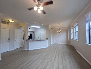 Building Photo - Spacious Updated 1x1 806 square feet! Top...
