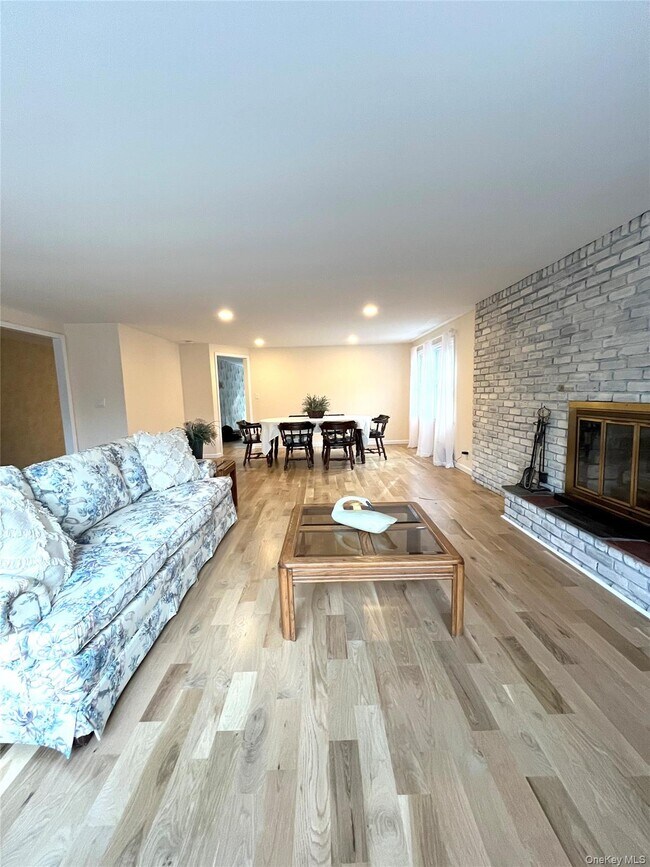 Building Photo - 25 Squires Ave