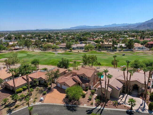Building Photo - POOL HOME WITH LUSCIOUS GOLF COURSE & MAJE...