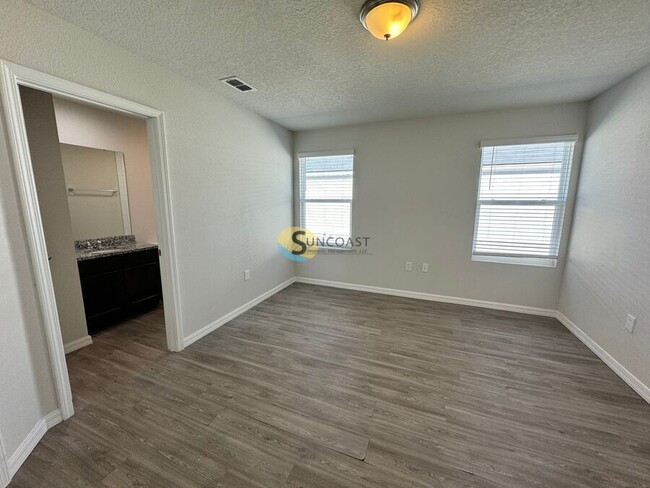 Building Photo - BEAUTIFUL 2/2 BOTTOM FLOOR UNIT!