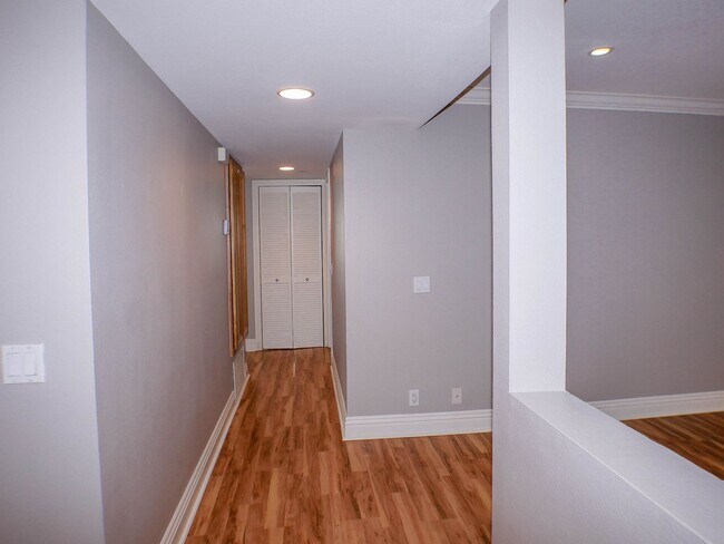 Building Photo - 2BD/2BA Dual Master Condo of secured building in highly sought after Boutique Bella Capri building.