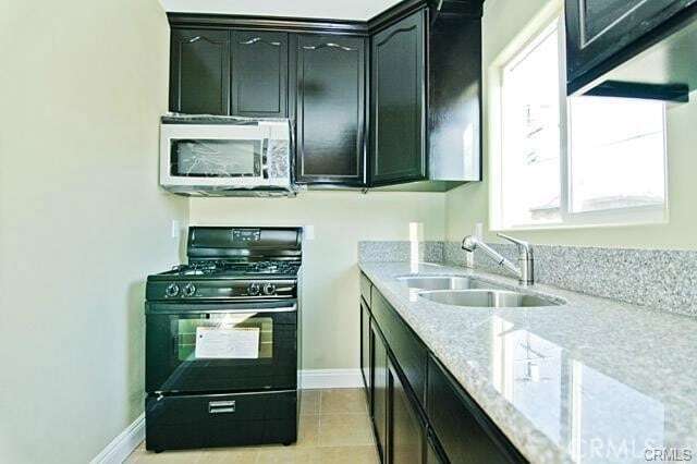 Building Photo - 620 1/2 W 59th Place Unit
