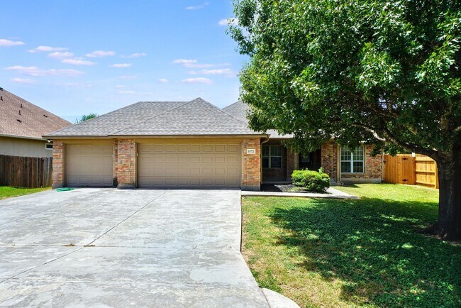 Primary Photo - Stunning 4-Bedroom Home in Live Oak Hills,...