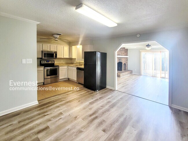 Building Photo - 8549 Southaven Cir W