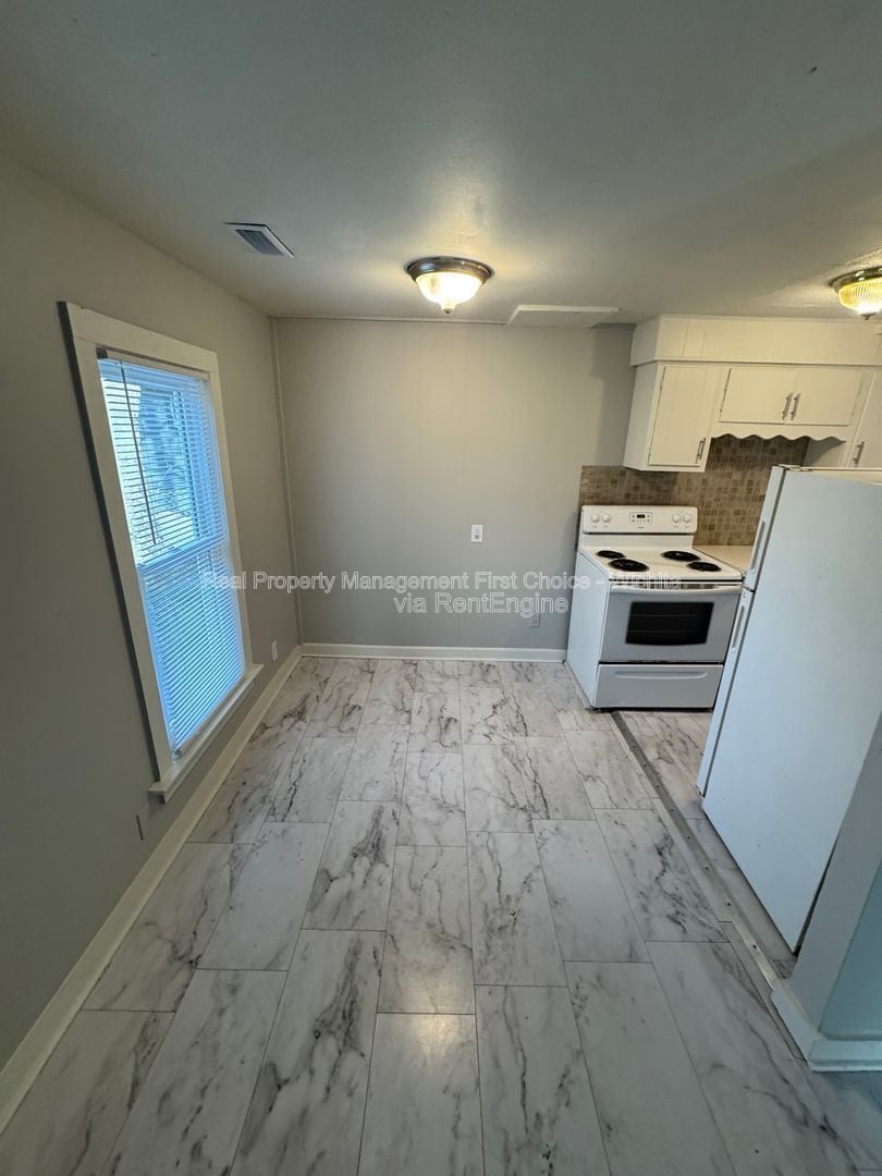 Building Photo - 328 N Volutsia