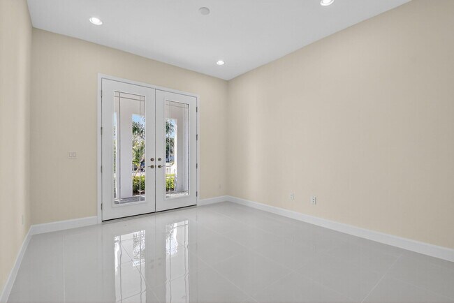 Building Photo - 15120 Wildwood Cir