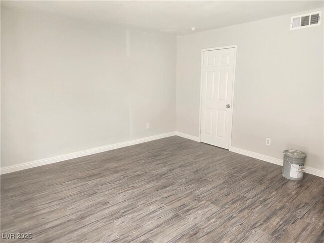 Building Photo - 3437 E Cheyenne Ave
