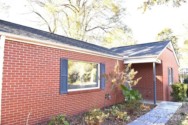 Building Photo - 320 W Stewart Ave