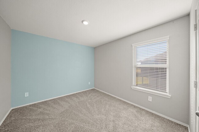 Building Photo - 2406 Silver Pr Ln