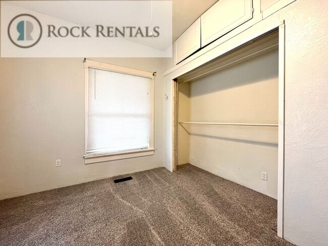 Building Photo - COMING SOON! 3 Bedroom 1.5 Bath House in Great Neighborhood