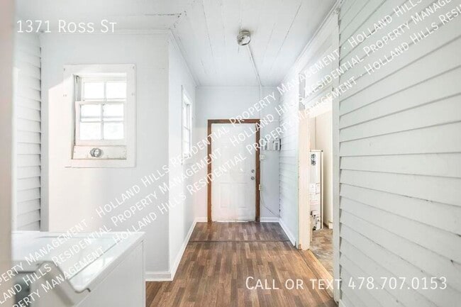 Building Photo - 1371 Ross St