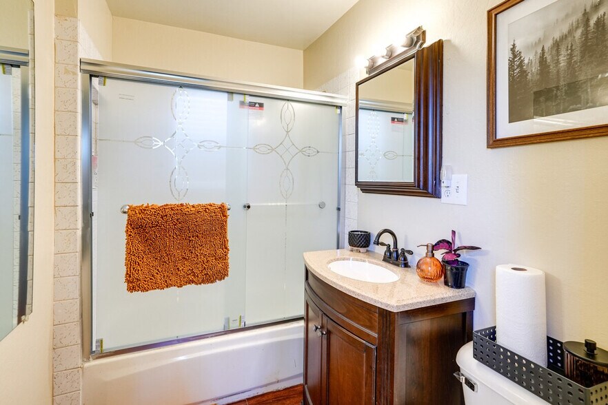 Building Photo - 542 Sheridan St