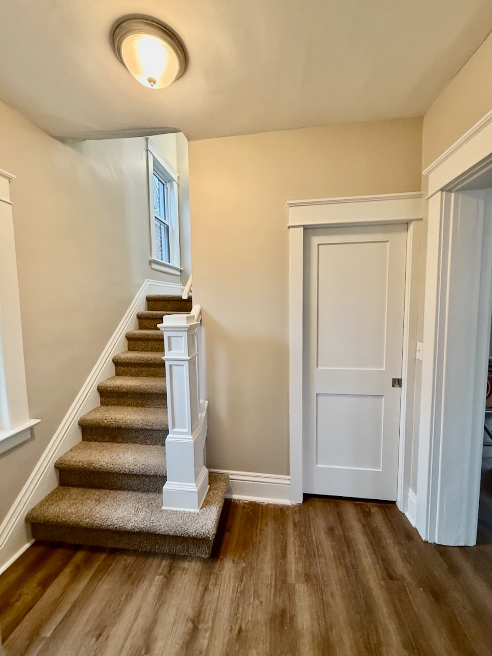 Building Photo - 1026 W 7th St