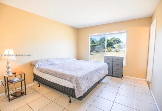 Building Photo - 250 SW Homeland Rd