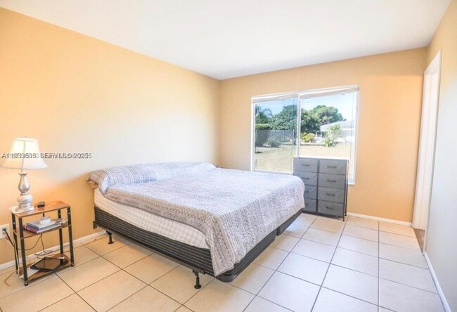 Building Photo - 250 SW Homeland Rd