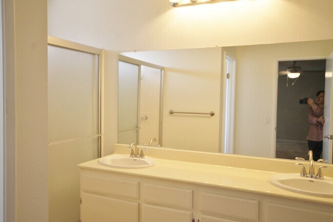 Building Photo - Spacious home/townhome in wonderful neighb...