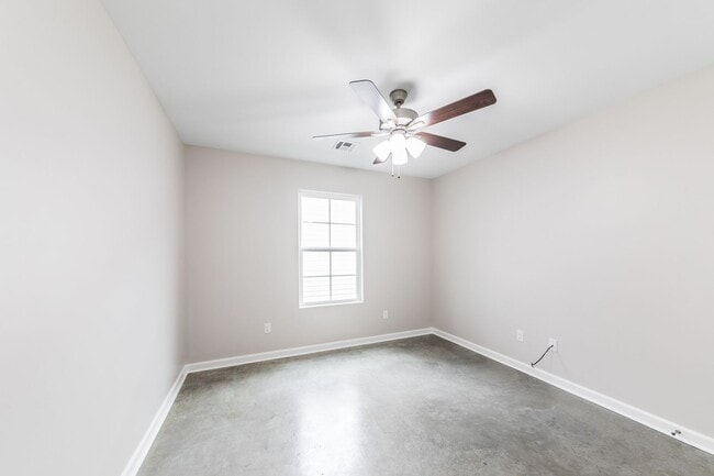 Building Photo - 3 bedroom 2 bath Townhome
