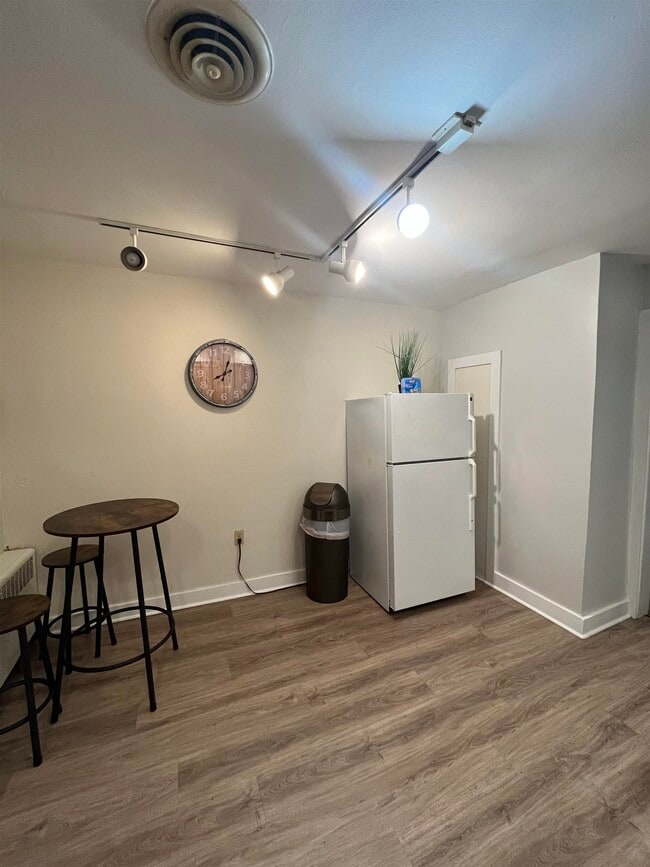 Building Photo - 486 Main St