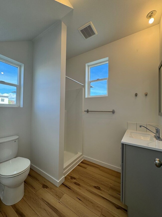 Building Photo - 4BR/3BA with Soaring Ceilings & Large Windows