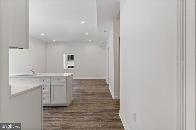 Building Photo - 980 N Marshall St