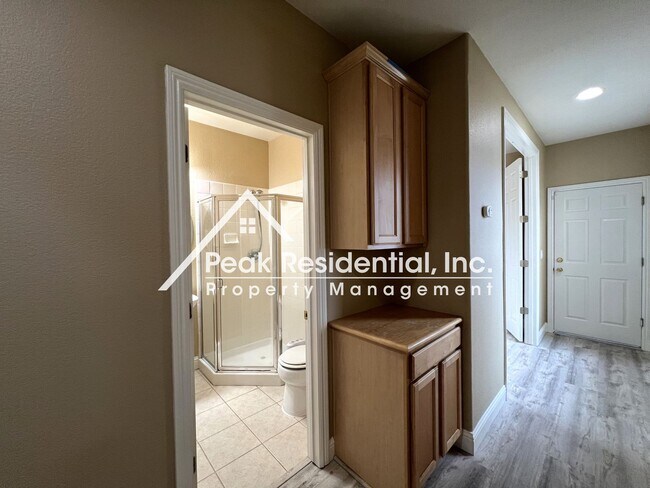 Building Photo - Beautiful Empire Ranch 5bd/3ba Home with 3 Car Garage - Must See